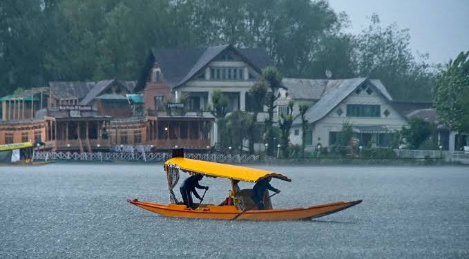 Two Boats capsized in Dal Lake due to strong winds, four rescued,1 Still missing