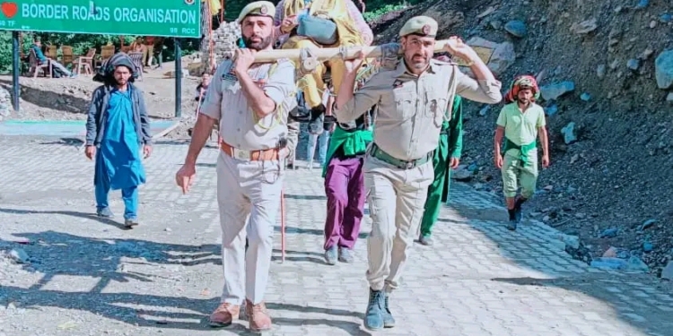 Police extend helping hand to elderly pilgrim in Anantnag