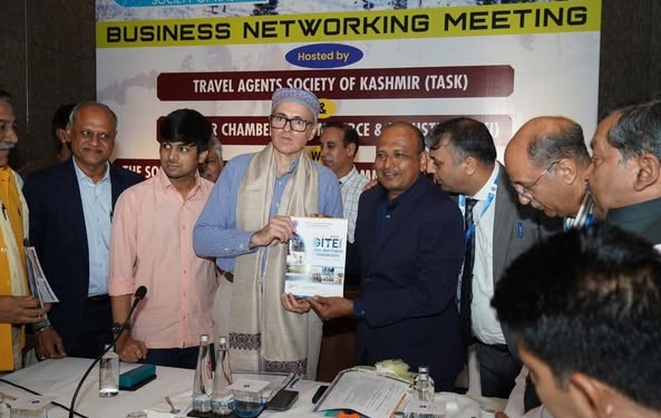 CM Omar Abdullah Meets Business Leaders in Ahmedabad, Pledges Investor-Friendly Reforms in J&K