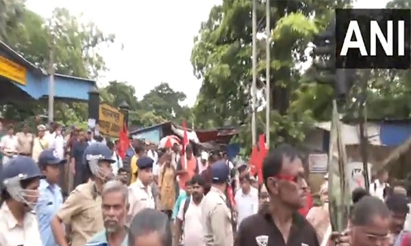 Trade Unions stage Bharat Bandh across country, rail tracks blocked in Jadavpur