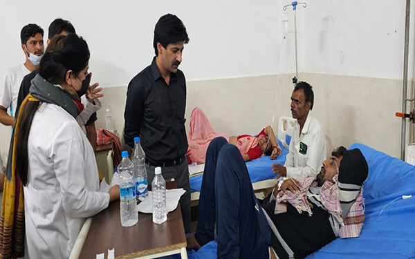 Anantnag Deputy Commissioner visits GMC, assures support to injured pilgrims