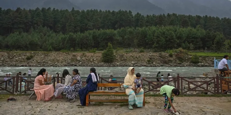 Anantnag witnesses tourism boom; over 1.5 lakh visitors in two weeks at four destinations