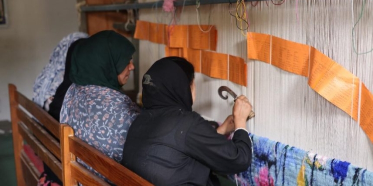 IICT upgrades skill of 11,000 carpet weavers under various flagship schemes in Kashmir 