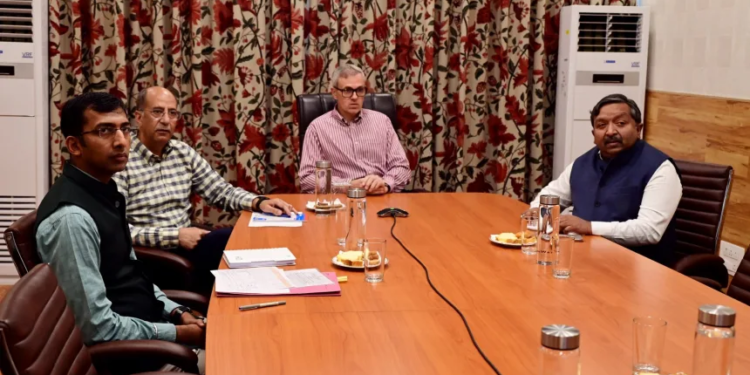 CM Omar Chairs Meeting to Review Condition of Jammu-Srinagar NH-44 & Other National Highways 