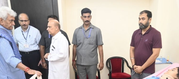 LG Sinha visits GMC Jammu, enquires about health of family members of Late Rajinder Singh