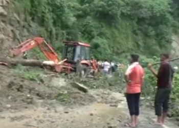 Landslide blocks Jammu-Rajouri National Highway, restoration work underway