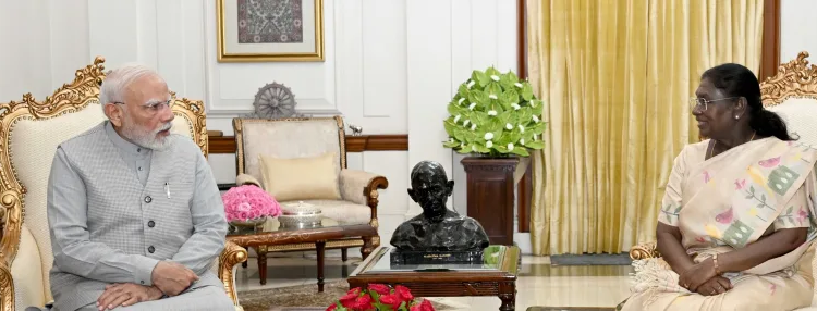 PM Modi Calls on President Murmu at Rashtrapati Bhavan 