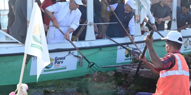 LG Sinha Joins Dal Lake Cleanliness Drive As Part of Sewa Parv