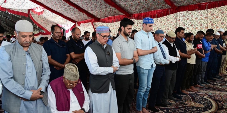 Omar Abdullah, Dr. Farooq Abdullah Join Devotees at Hazratbal on Friday Following Milad-un-Nabi (SAW)