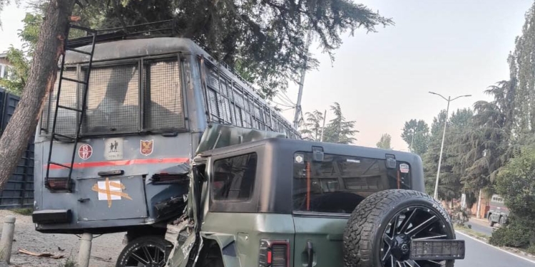 Two Injured as Thar Collides with SSB Bus at Baghat Chowk Sgr
