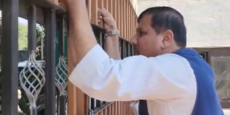 Farooq Abdullah meets Sanjay Singh, both converse with AAP MP standing behind gate