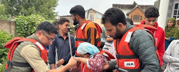 Srinagar Police Leads Evacuation & Relocation Efforts Amid Challenging Weather Conditions