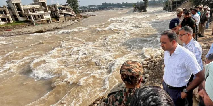Div Com Jammu inspects protection works on Ravi River embankment at Lakhanpur