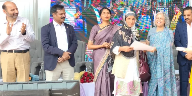 Kashmiri Carpets Get a Makeover: Union Textiles Secretary Rolls Out Modern Looms