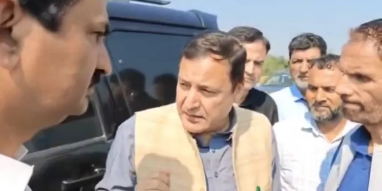 Minister Javed Dar visits Qazigund, Jablipora to assess situation on highway