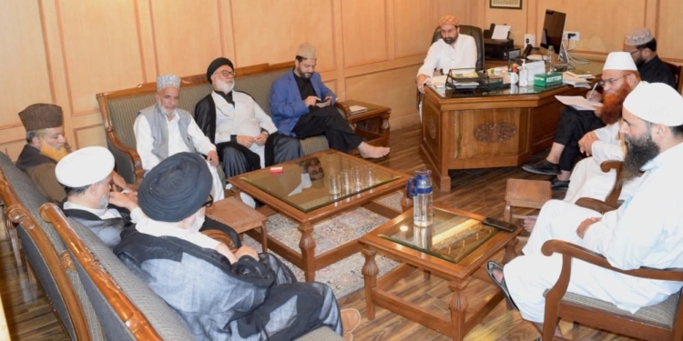Kashmir’s larges Islamic conglomerate demands immediate removal of palque at Hazratbal shrine