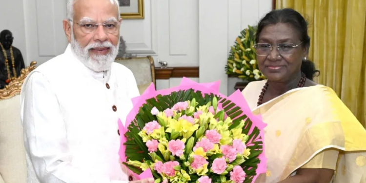 PM Modi Calls on President Murmu at Rashtrapati Bhavan, Shares Diwali Greetings