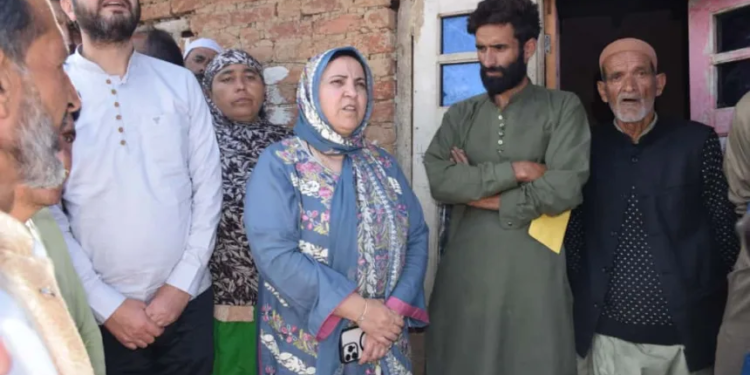 Sakeena Itoo visits fire-affected families in Kulgam district, extends financial assistance