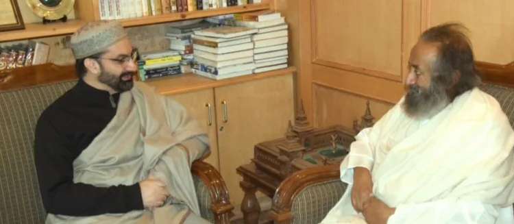 Sri Sri Ravi Shankar Calls on Mirwaiz in Srinagar