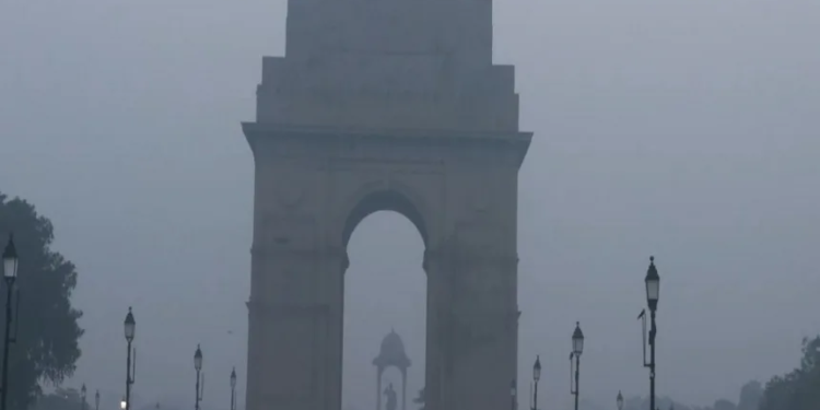 Delhi’s air remains in ‘very poor’ category with persistent smog despite slight improvement in AQI
