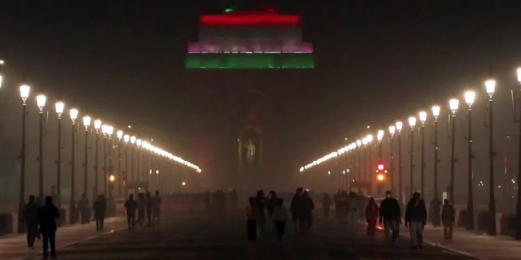 Delhi: Thick layer of toxic smog blankets national capital; average AQI reaches 363