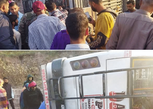 28 Injured as Overloaded Minibus Overturns in Rajouri