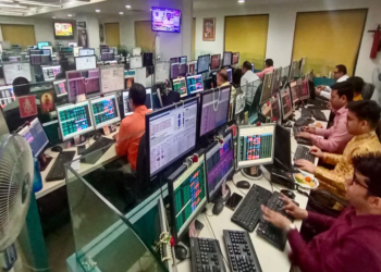 Indian stocks gain after three-day losses; Sensex up over 400 points, Rupee remains under pressure