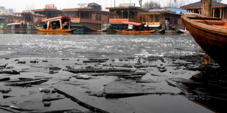 Kashmir remains in Cold grip; Srinagar freezes at minus 6°C