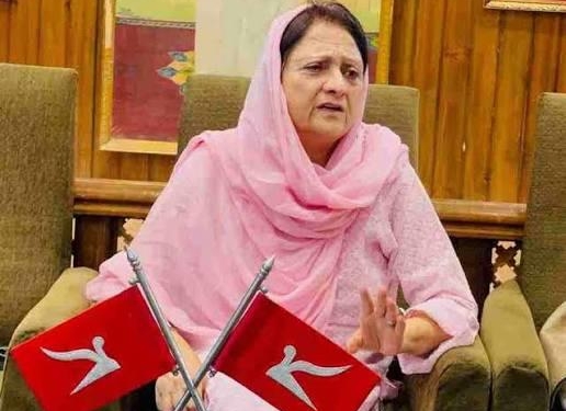 Shameema Firdous visit fire victims in Habbakadal constituency