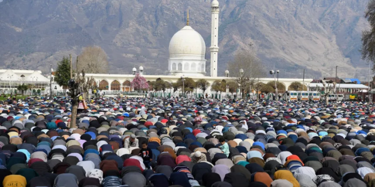 Over 1.5 Lakh Devotees Offer Jumat-ul-Vida Prayers at Hazratbal Shrine