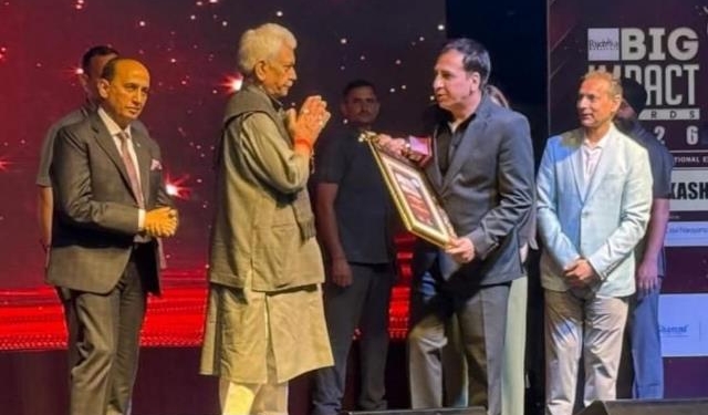 LG Sinha honours Dr Imran Muzaffar for Florence Hospital’s superspeciality care in J&K