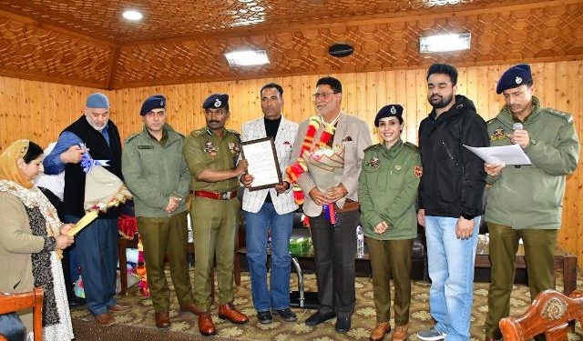 Srinagar Police Accord Warm Send-Off to Retiring Officers
