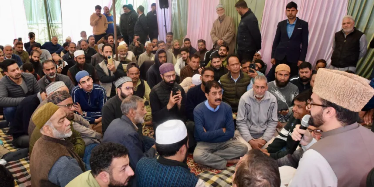 Mirwaiz Umar Farooq Visits Sopore, Condoles Demise of Veteran Leader Ghulam Nabi Zaki