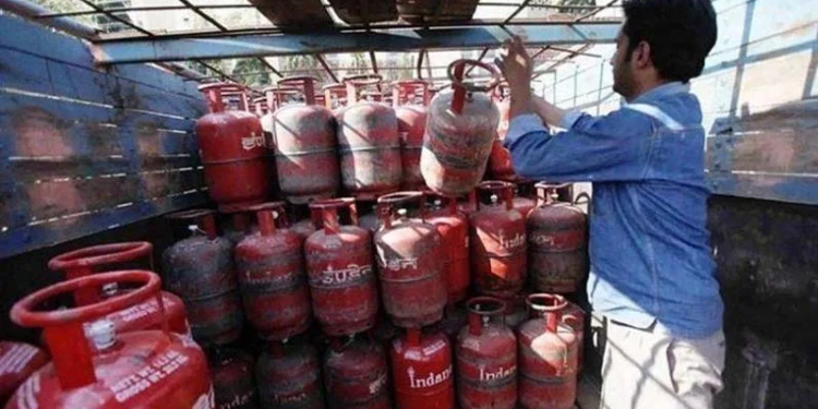 Govt clarifies refill booking timelines remain unchanged; Refutes news reports regarding revised LPG refill timeline