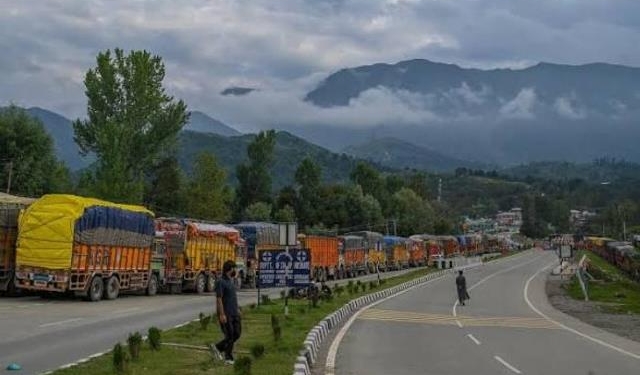 Landslide blocks Jammu–Srinagar highway in Ramban, traffic halted