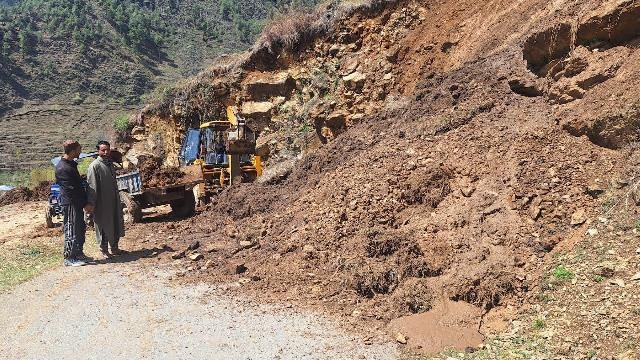 Residents hail Mushtaq Ahmad Tantray for restoring landslide-hit road in Bandipora village