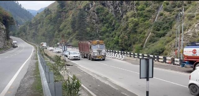 Traffic restored on Jammu-Srinagar NH after landslide clearance