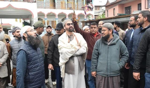 Mirwaiz Visits Fire-Hit Madrasa Ashraf-ul-Uloom, Hyderpora