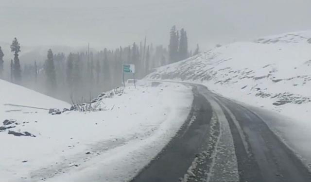 Bandipora-Gurez road closed after fresh snowfall