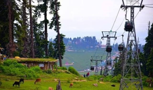 Gulmarg attracts heavy tourist rush as Gondola remains top attraction