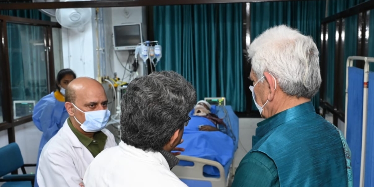 LG Sinha visits GMC Jammu; Inquires about health of citizens injured in Udhampur Road Accident