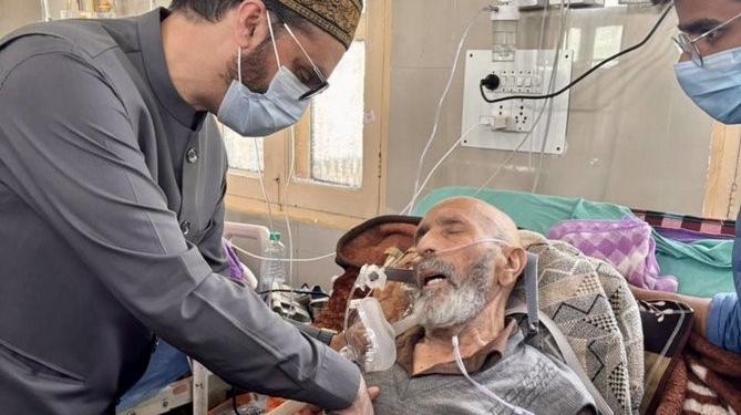 Mirwaiz visits ‘critically ill’ father of MP Er Rashid at SMHS hospital in Srinagar