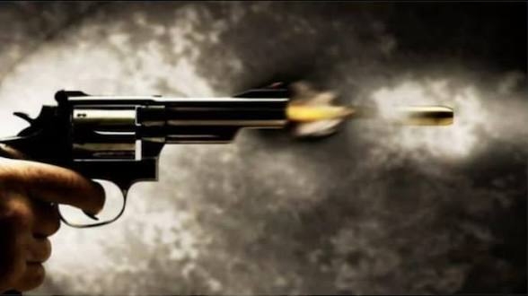 Firing incident in Miran Sahib: Notorious criminal injured, associate escapes.