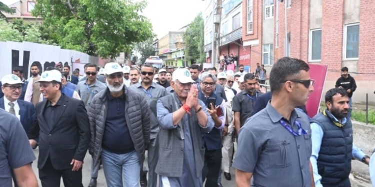 LG Sinha Joins Nasha Mukt Jammu Kashmir Padyatra in Shopian
