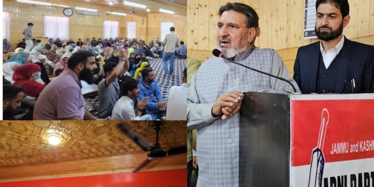 A number of social and political activists from the Central Shalteng constituency join Apni Party