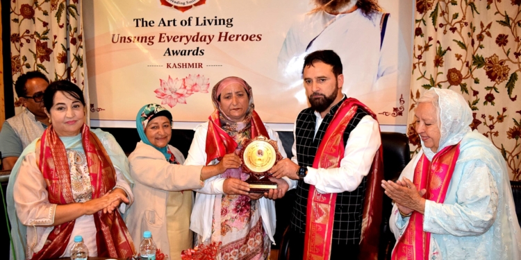 Art of Living Felicitates ‘Unsung Everyday Heroes’ at Tagore Hall Srinagar