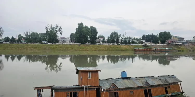 SDRF Launches Rescue Operation After Houseboat Partially Sinks in Jhelum