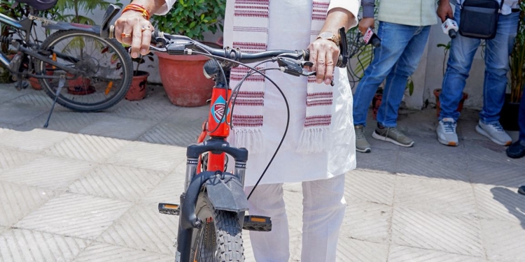 MoS Tokhan Sahu commutes to office on bicycle, urges citizens to support fuel conservation drive