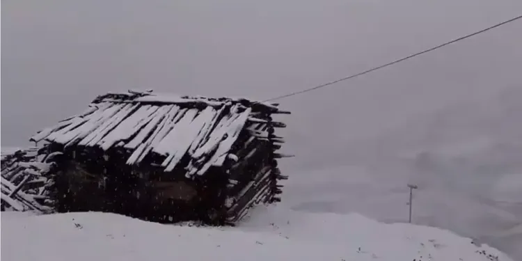 Snow blankets Razdan Pass, hailstorm hits Kashmir plains