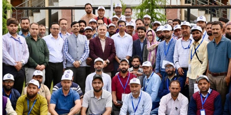 CPCO, Amit Sharma visits Shopian, reviews Census operations in meeting with officers